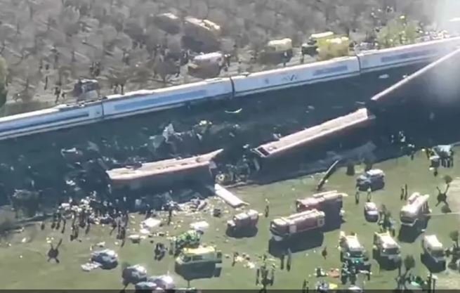 كارثة قطاري إسبانبا.. ارتفاع عدد القتلى إلى 64 وفرق الطوارئ تبحث عن ناجين