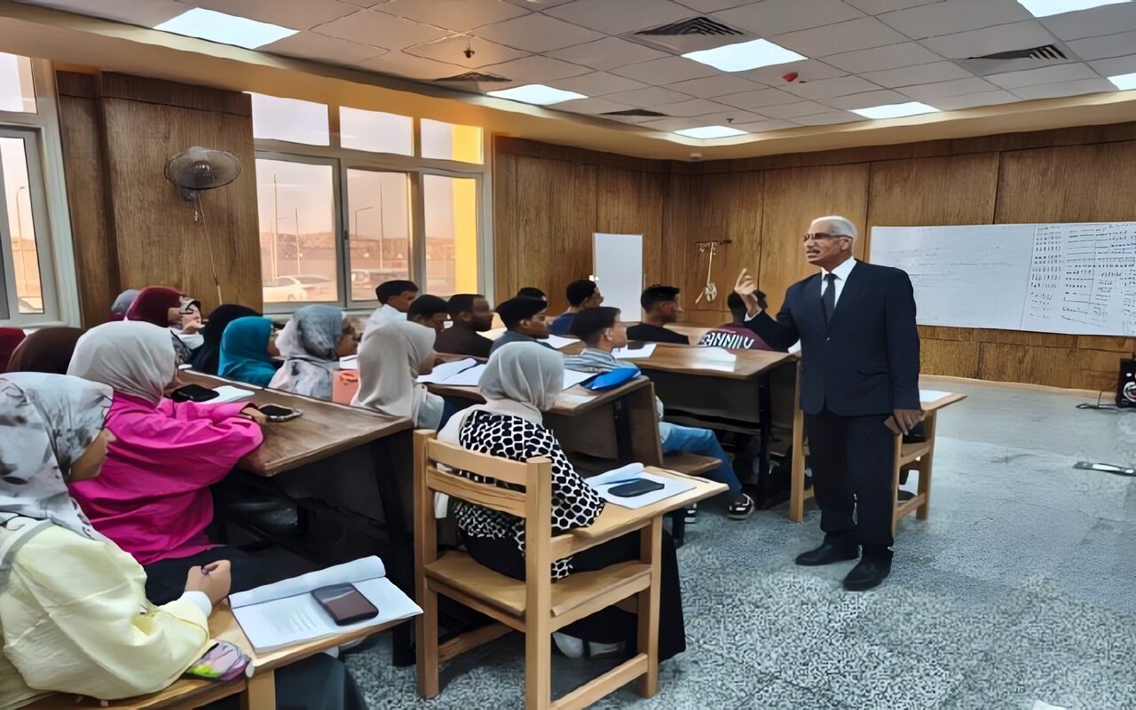 رئيس جامعة جنوب الوادي الأهلية يتفقد انتظام الدراسة بالعلوم الإنسانية