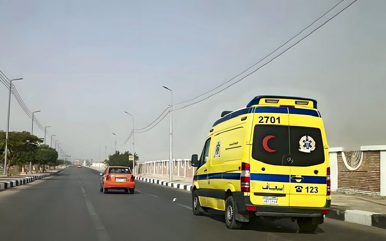 ضحايا ومصابون في تصادم أتوبيس وسيارة نقل ثقيل بطريق أسيوط الغربي