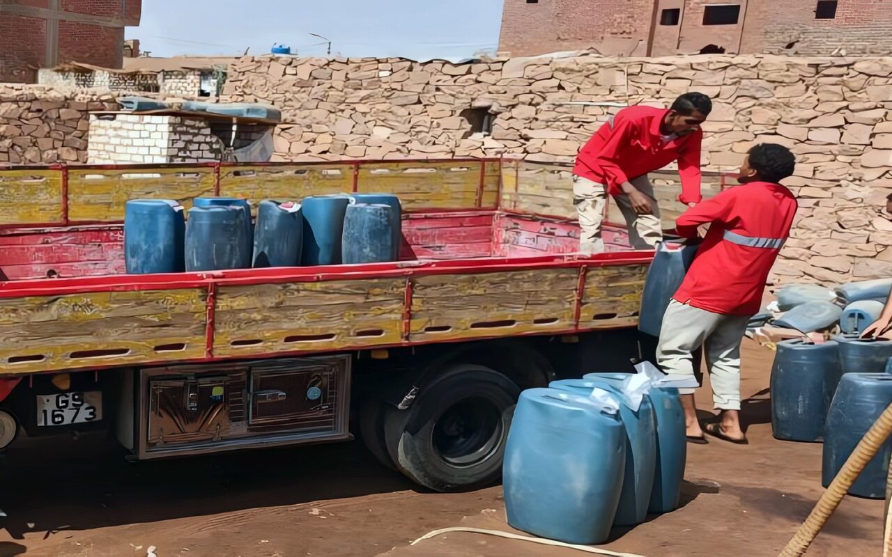 ضبط 2500 لتر مواد بترولية داخل مخزن قبل بيعها بالسوق السوداء بأسوان