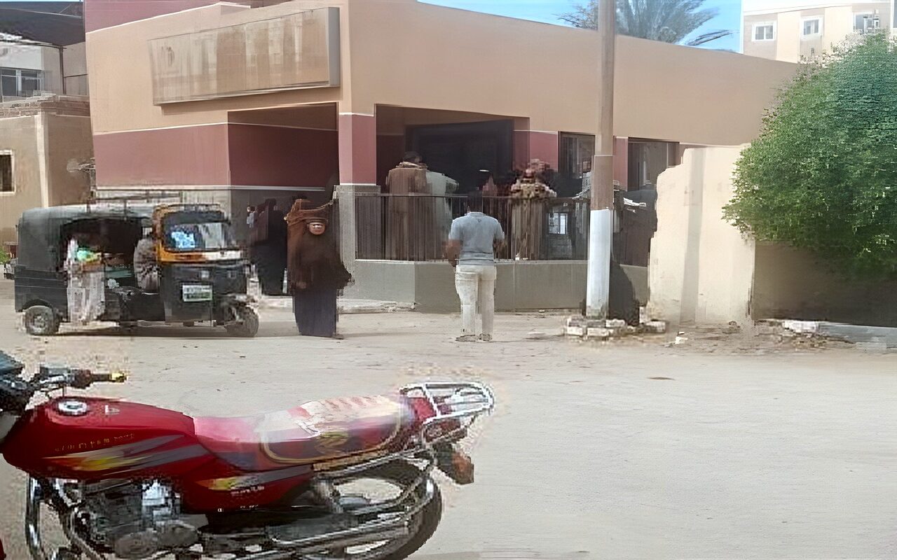 خرج لإنهاء أوراقه فعاد مصابًا.. مواطن يتهم مديرة مكتب شؤون اجتماعية بالفيوم بإغلاق الباب على يديه