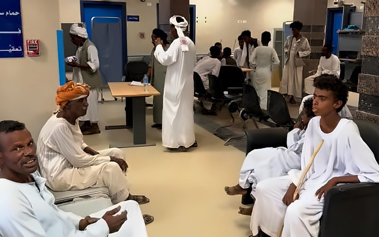 لخدمة بدو العربان بالمجان.. محافظ أسوان يوجه بإيفاد قافلتين طبيتين شهريًا إلى وادي العلاقي