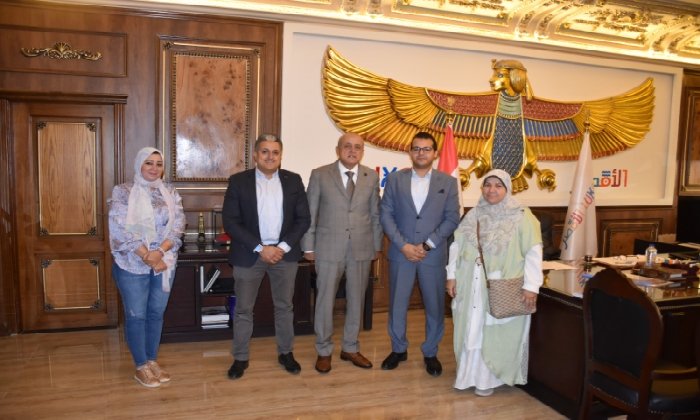 محافظ الأقصر يبحث مع فريق «الدعم الفني لوزارة التنمية المحلية» تعزيز الاستثمار
