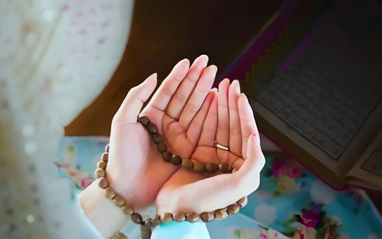 أذكار المساء اليوم الجمعة.. «اللهم بك أمسينا وبك أصبحنا وبك نحيا وبك نموت»