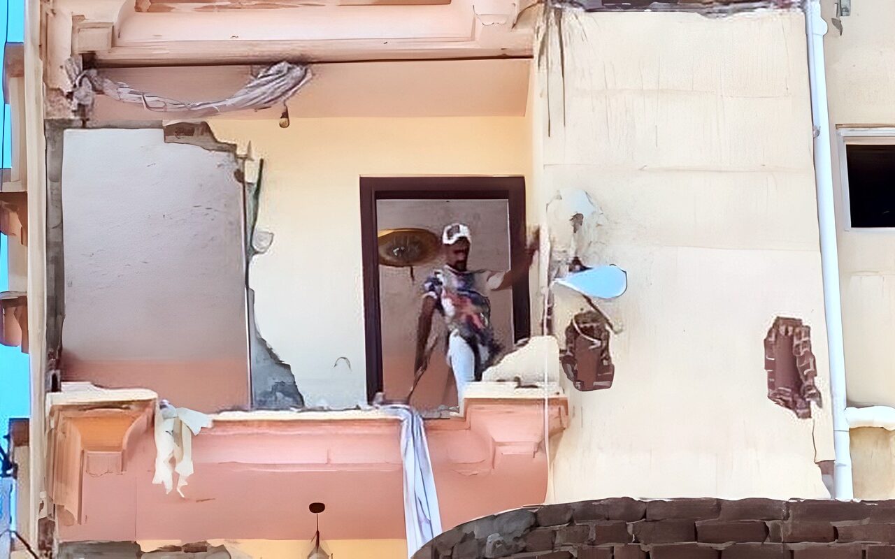 إزالة عقارين مخالفين بـ«المازني» و«أمبروزو» في الإسكندرية