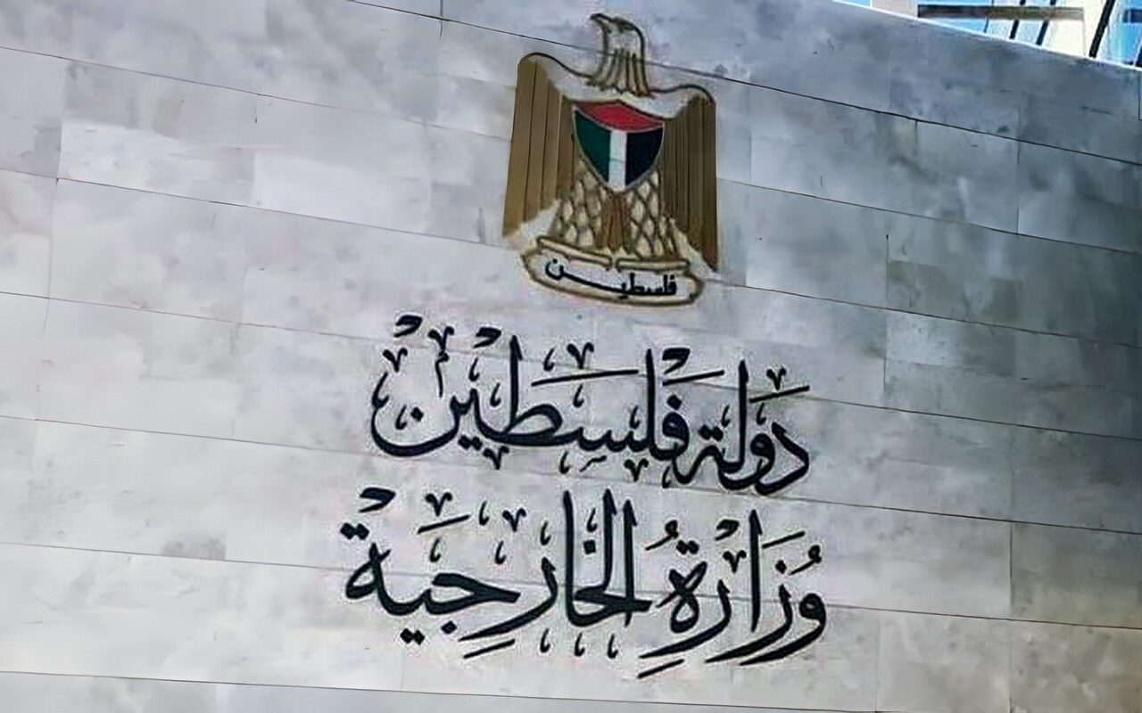 الخارجية الفلسطينية تدين إحراق مستوطنين مسجدا وممتلكات للمواطنين شمال شرق القدس