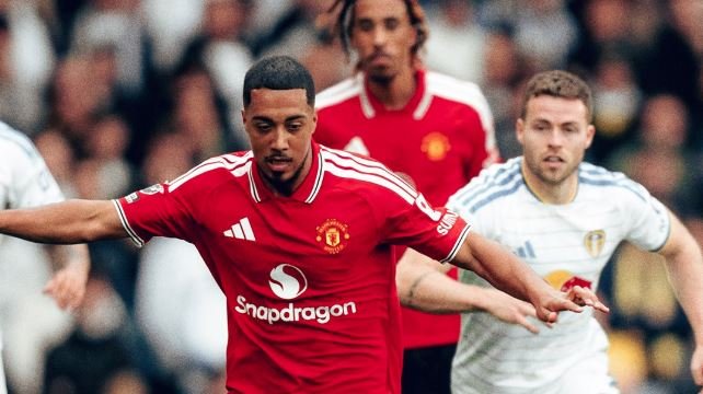مانشستر يونايتد يواصل نزيف النقاط ويتعادل مع ليدز في الدوري الإنجليزي