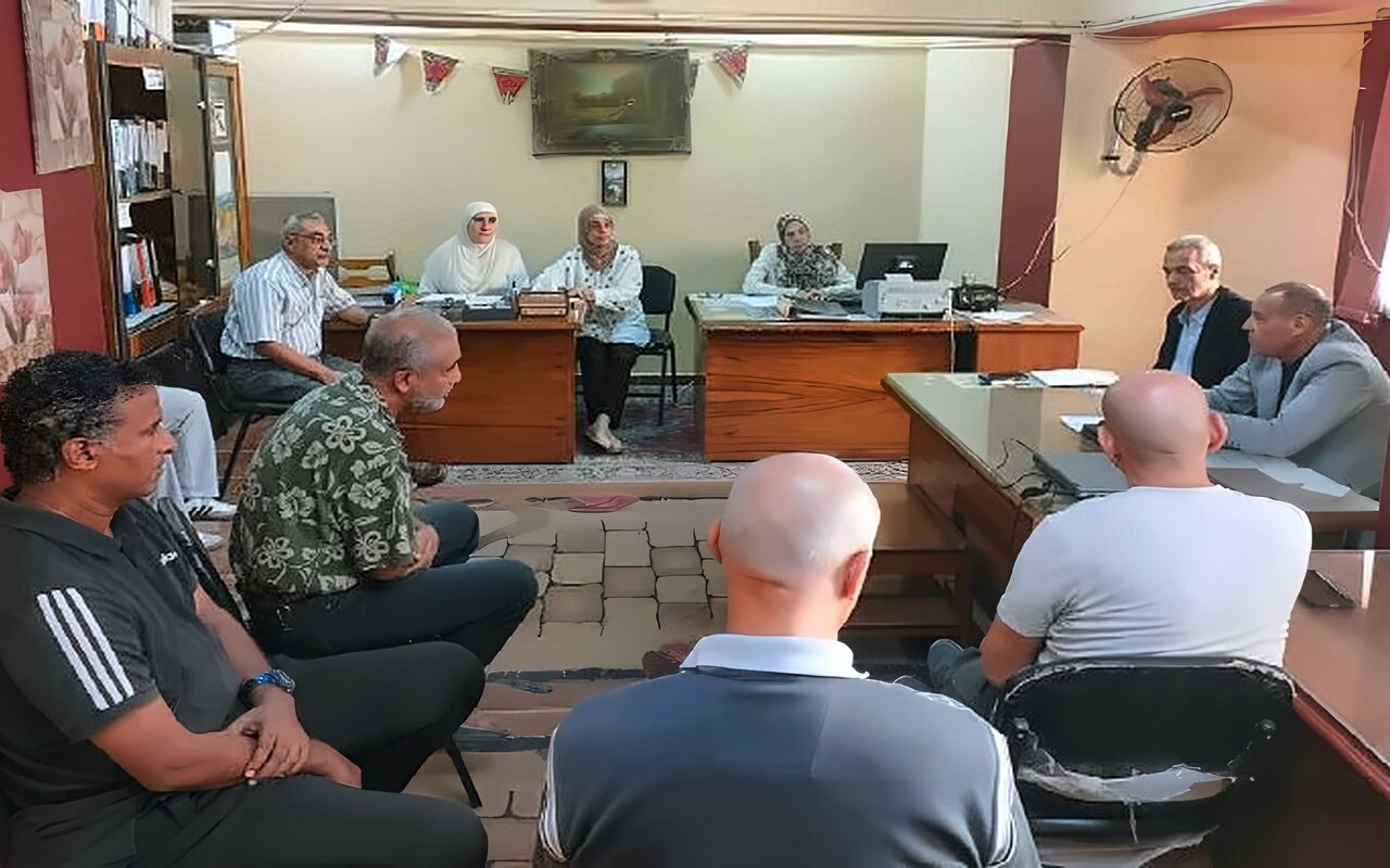 مدير شباب الإسكندرية يواصل لقاءاته المباشرة مع العاملين بالإدارات والفروع لمتابعة سير العمل