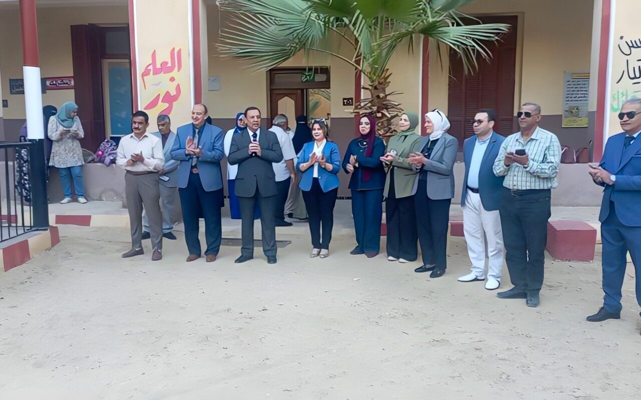 مدير تعليم بني سويف يتابع التوعية بالعصا البيضاء في مدرستين للفتيات تزامنًا مع يومها العالمي