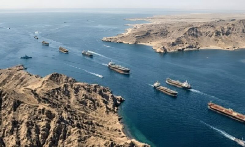 القيادة المركزية الأمريكية تنفي إغلاق مضيق هرمز وتؤكد استمرار حركة الملاحة
