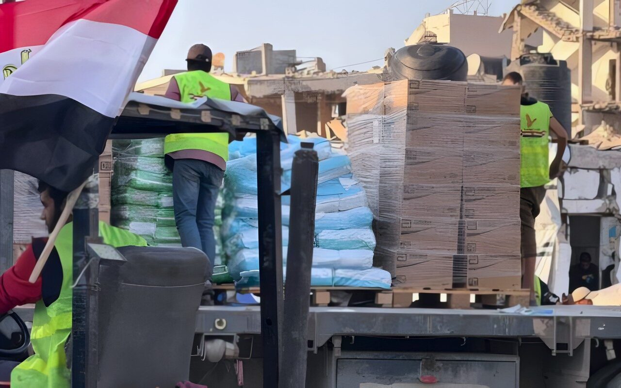مصر تضخ كميات كبيرة من «الدقيق» في غزة يوميًا.. و«منصور»: قوافلنا الإغاثية تعيد تشغيل المخابز