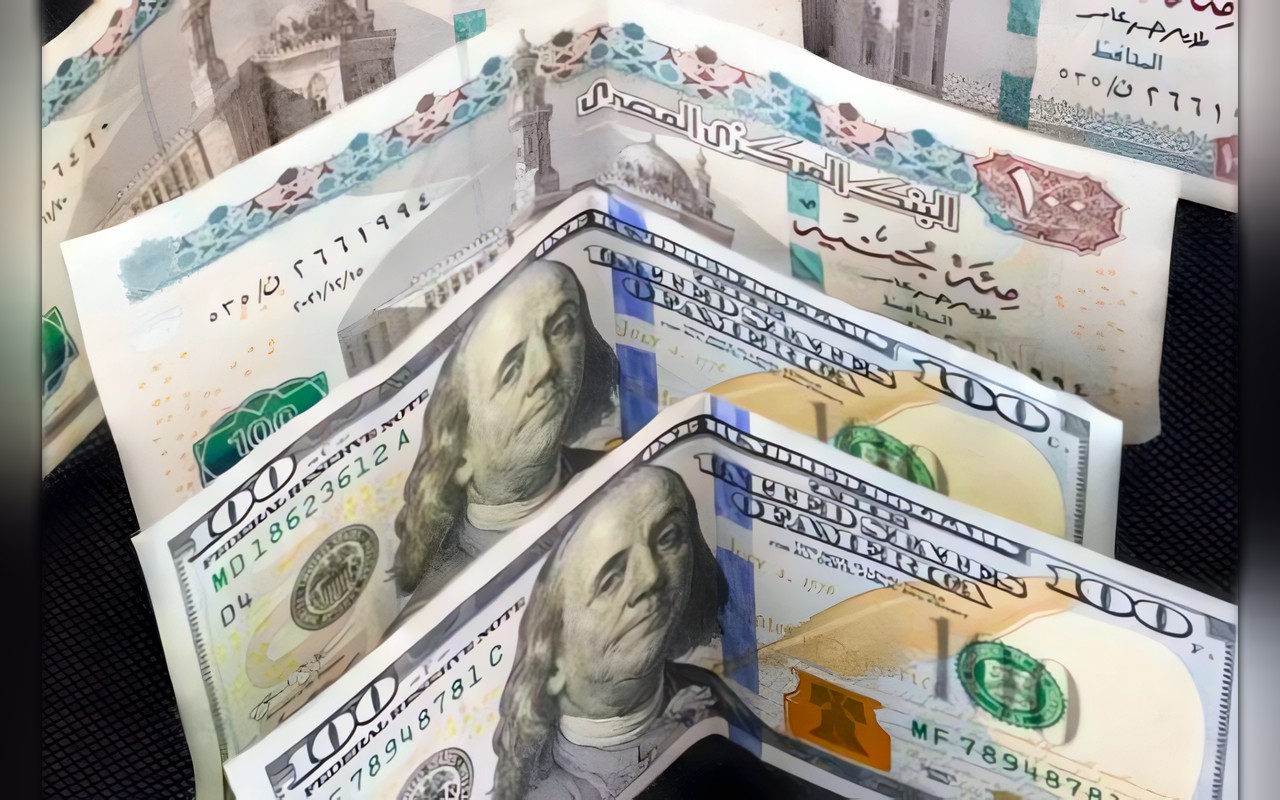 سعر الدولار يتجاوز 56 جنيهًا.. والجنيه المصري يسجل أدنى مستوى له