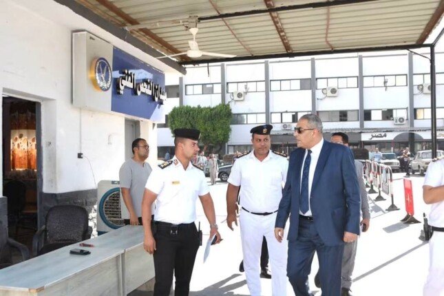 مدير أمن أسيوط يتفقد وحدات المرور تزامنًا مع تطبيق إجراءات تخفيف الرسوم