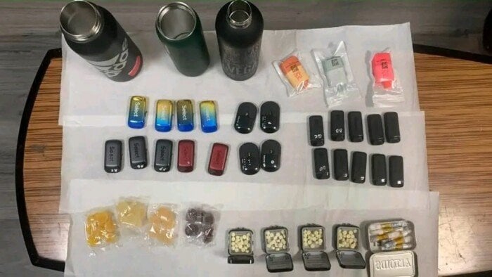 جمارك مطار القاهرة تحبط 3 محاولات تهريب مخدرات وأدوية لعلاج السرطان