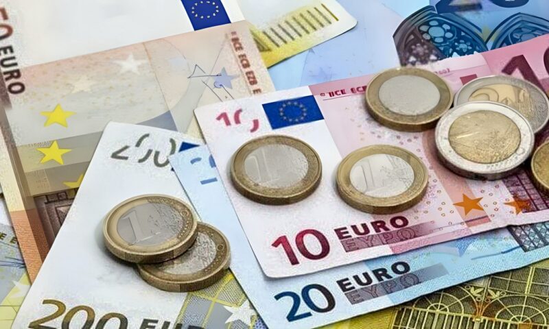 سعر اليورو يهبط أمام الدولار بسبب تكاليف الطاقة وأعمال الشغب في فرنسا