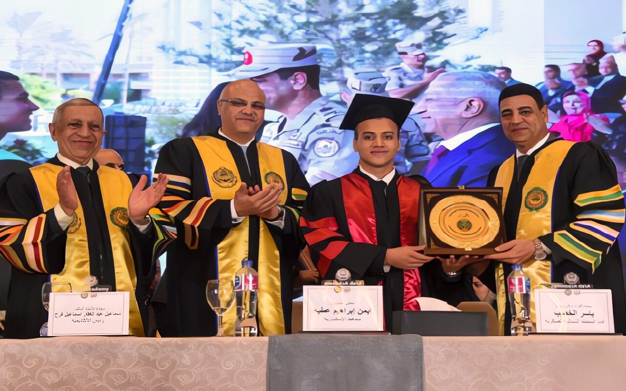 محافظ الإسكندرية يكرم نجل الشهيد أحمد منسي في حفل تخريج 182 طالبًا وطالبة