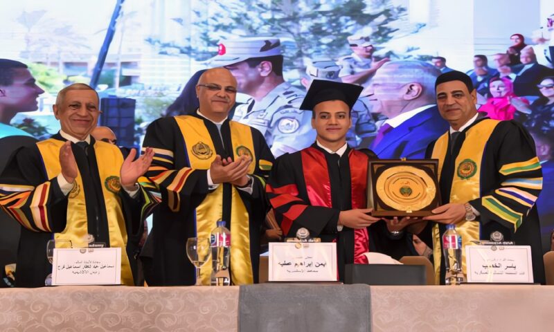 محافظ الإسكندرية يكرم نجل الشهيد أحمد منسي في حفل تخريج 182 طالبًا وطالبة