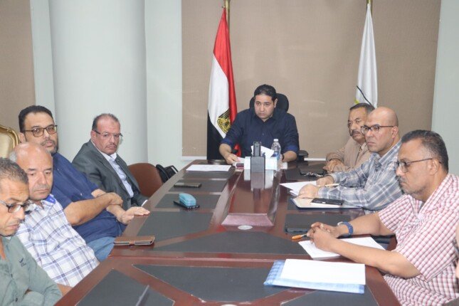 نائب محافظ بني سويف يستعرض سبل تطوير مرافق كوم أبو راضي الصناعية
