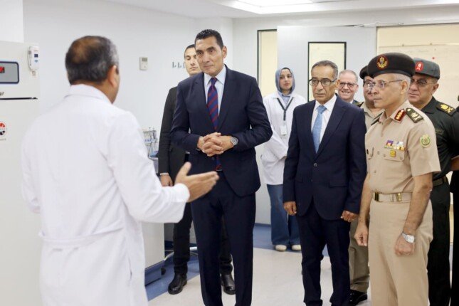 مركز البحوث الطبية والطب التجديدي للقوات المسلحة يستقبل وزير الشباب والرياضة