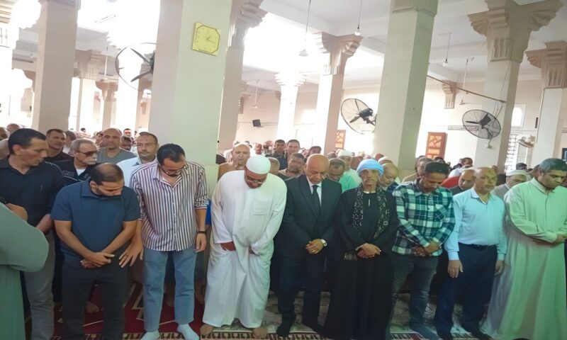 مصطفى بكري يتقدم تشييع جثمان رئيس تحرير برنامج حقائق وأسرار بالفيوم | صور