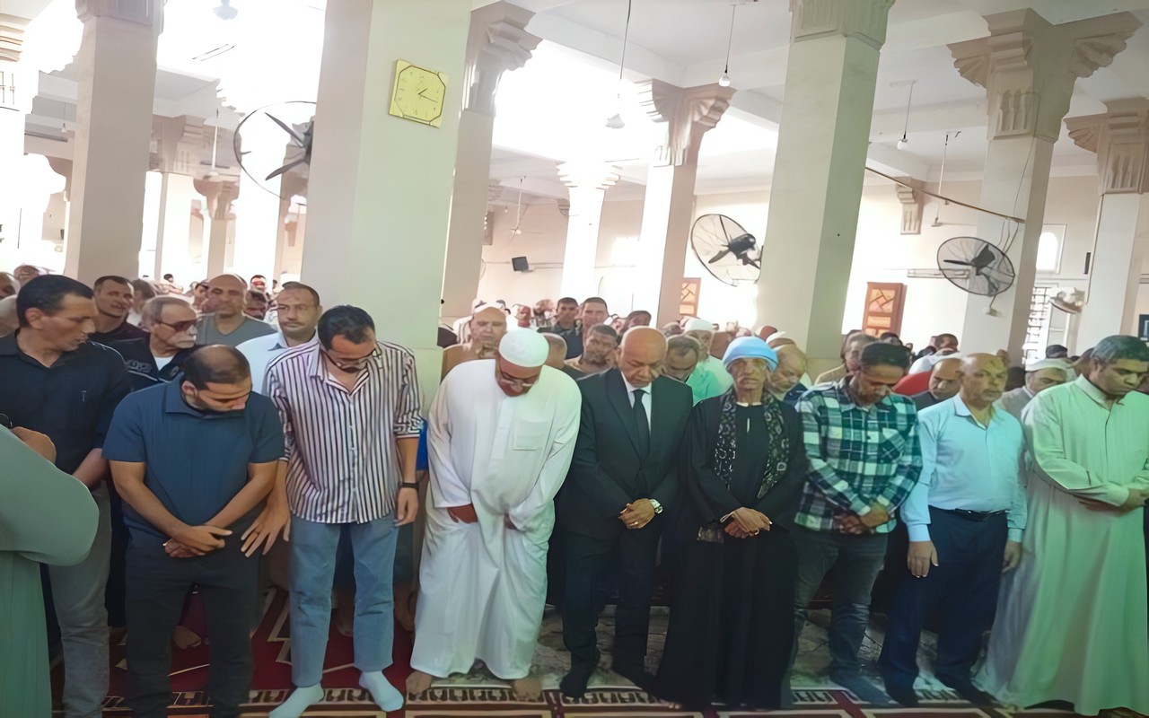 مصطفى بكري يتقدم تشييع جثمان رئيس تحرير برنامج حقائق وأسرار بالفيوم | صور