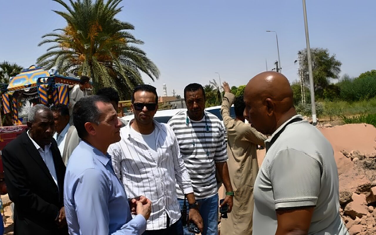 بأيدي أبنائها.. محافظ أسوان يشيد بمبادرات التطوير الذاتي ويعلن دعمها الكامل