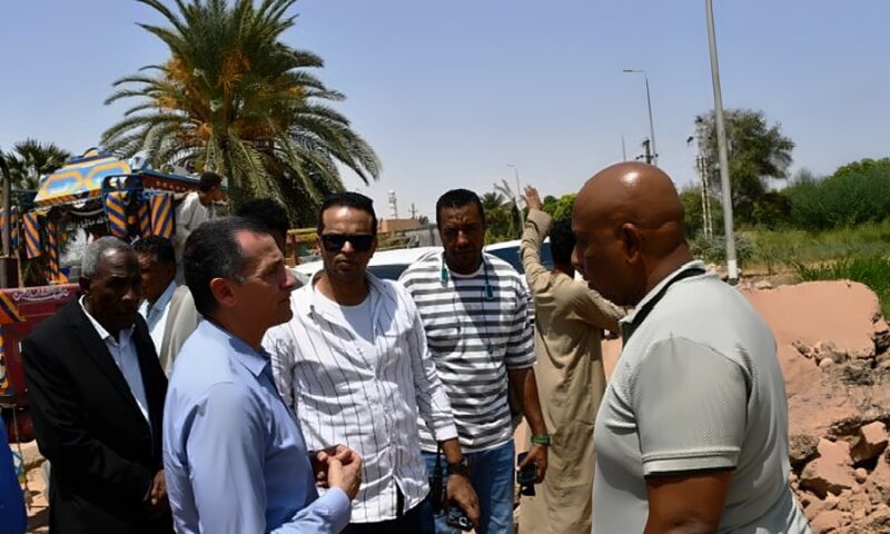 بأيدي أبنائها.. محافظ أسوان يشيد بمبادرات التطوير الذاتي ويعلن دعمها الكامل