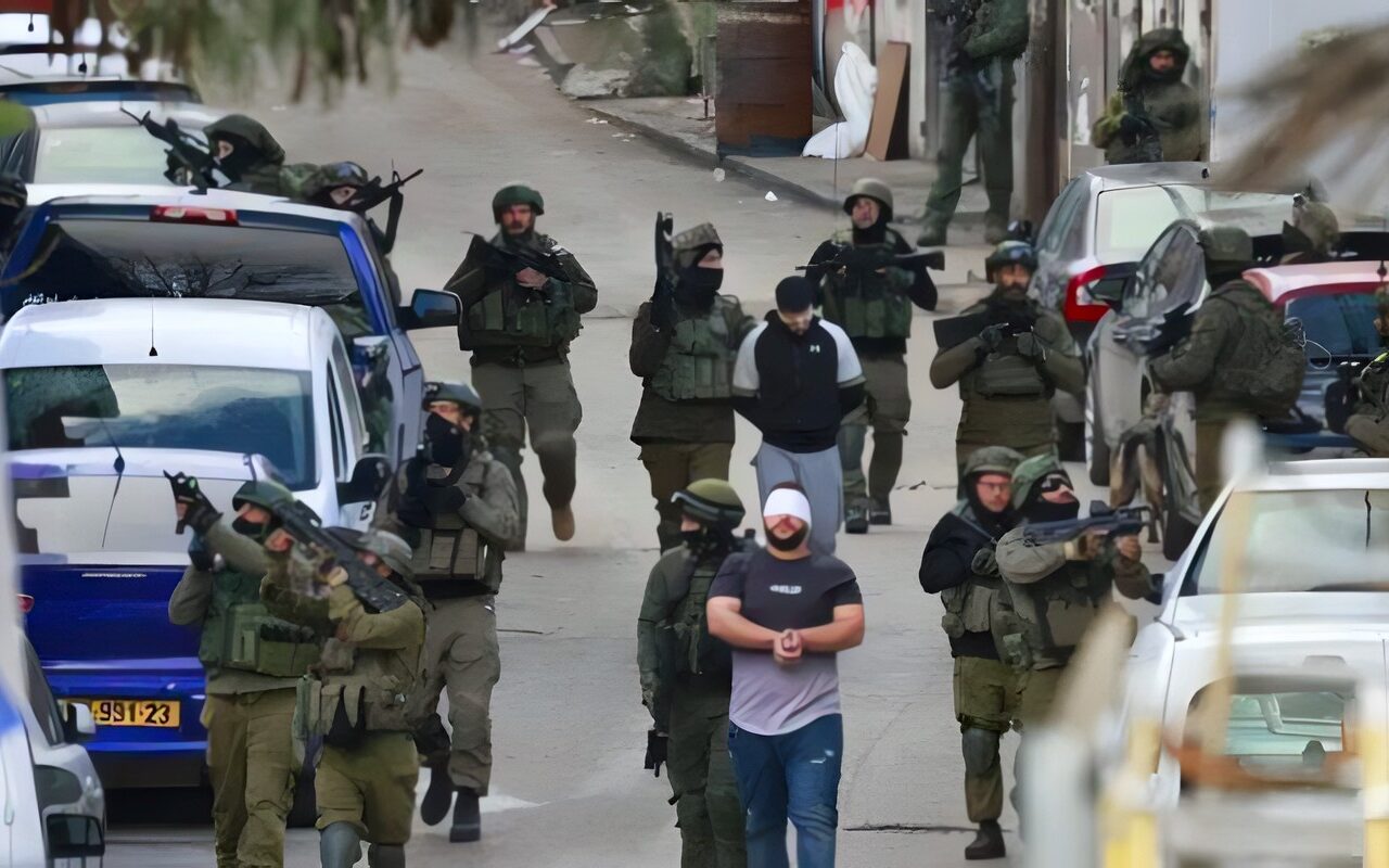 مستشار الرئيس الفلسطيني: إسرائيل تفرض إجراءات عدوانية مشددة في الضفة الغربية