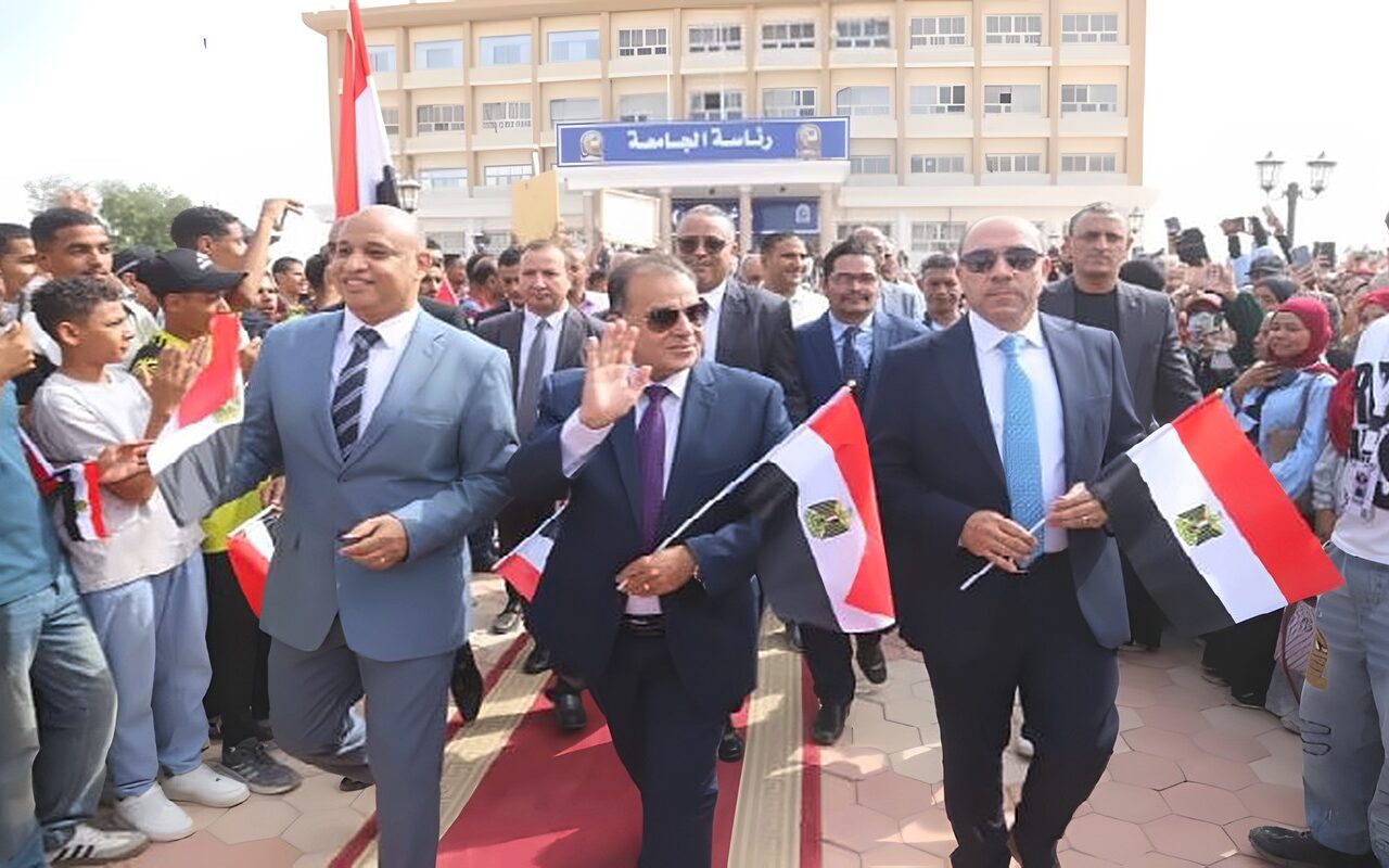 رئيس جامعة قنا يتقدم مسيرة طلابية حاشدة احتفالًا بالذكرى الـ53 لانتصارات أكتوبر