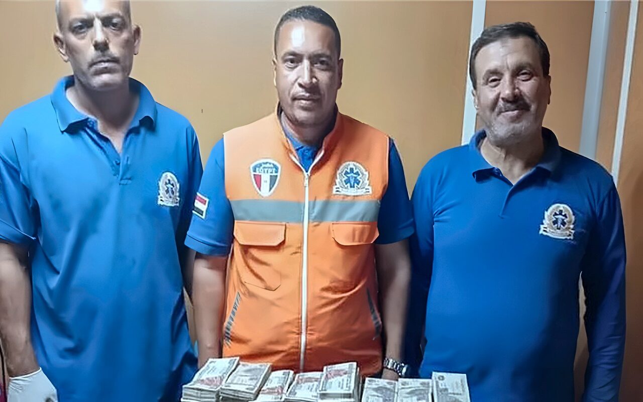 أمانة تُسجل لرجال الإسعاف بالفيوم.. إعادة 660 ألف جنيه لمصاب بعد حادث بطريق أسيوط الغربي