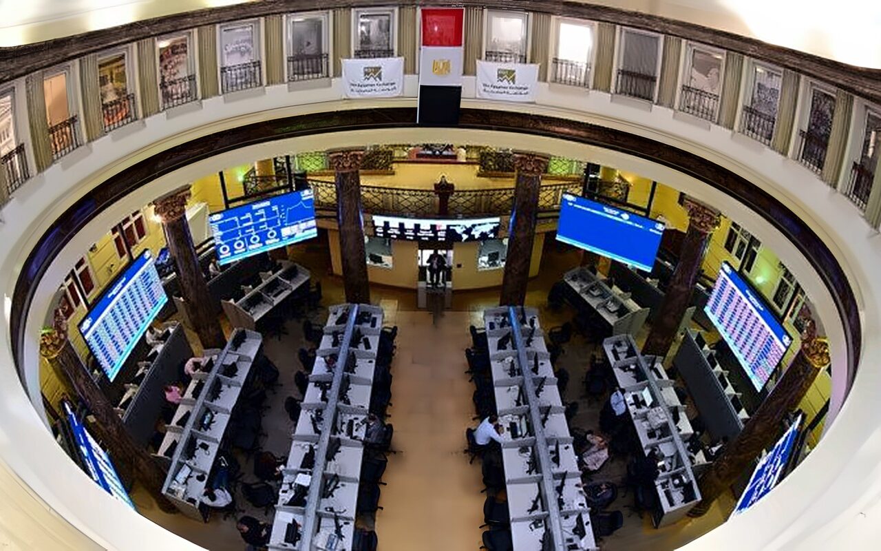 تراجع جماعي لمؤشرات البورصة المصرية في مستهل جلسة الاثنين.. و«EGX30» يهبط 0.59%