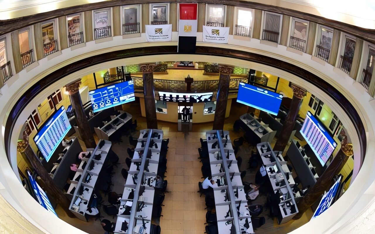 تباين أداء مؤشرات البورصة بختام تعاملات اليوم.. ورأس المال السوقي يربح 26 مليار جنيه