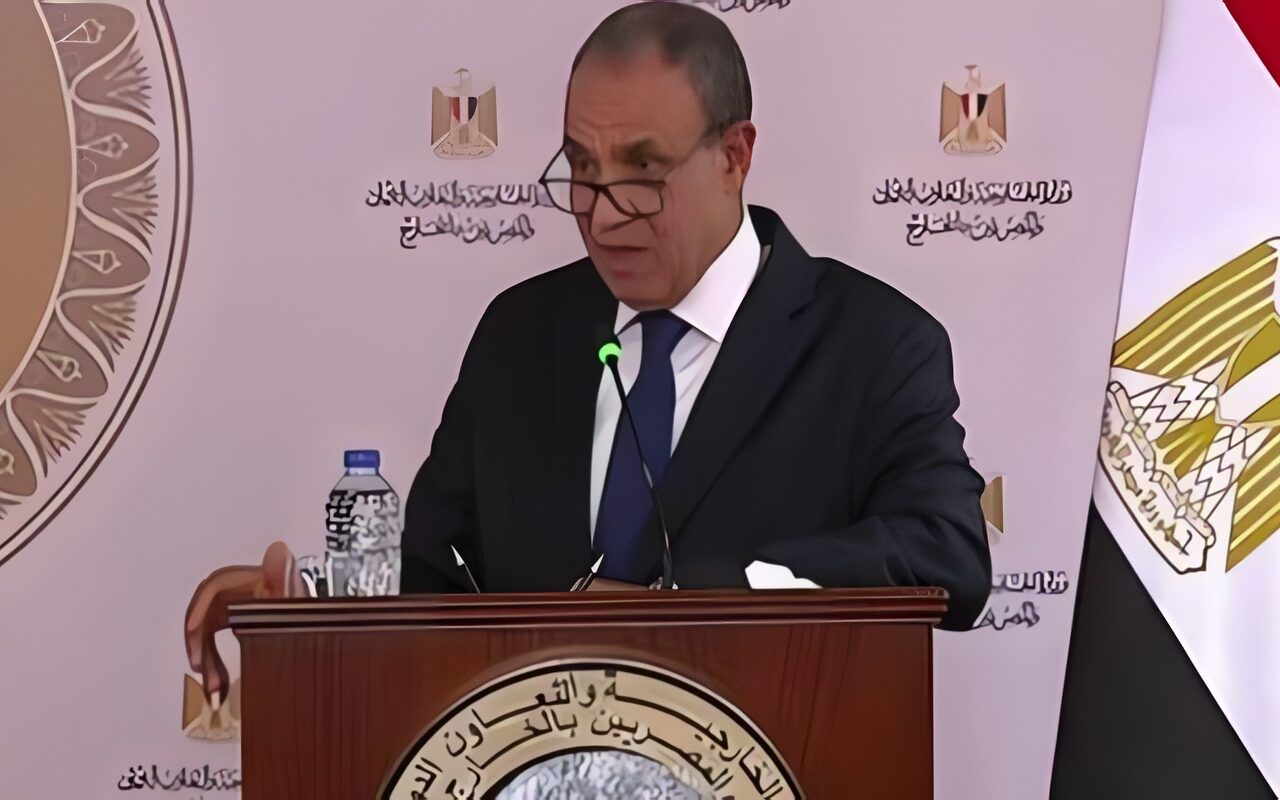 وزير الخارجية يؤكد ضرورة خفض التصعيد واحتواء التوترات في المنطقة