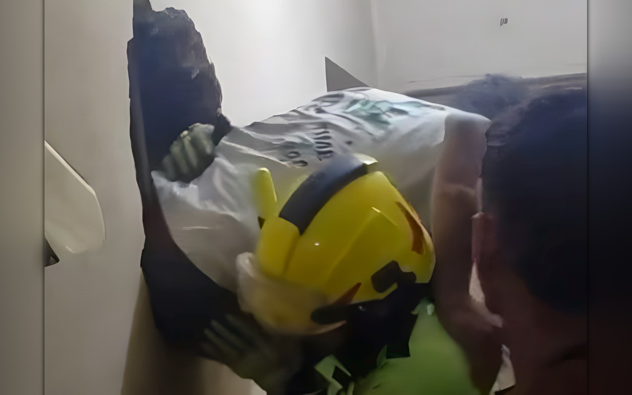 انقطعت الكهرباء فجأة.. تفاصيل إنقاذ ستينى احتُجز داخل «أسانسير» في بنها