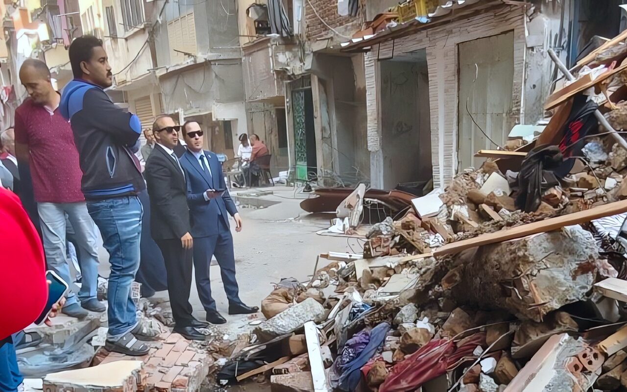 النيابة تعاين موقع عقار الترعة المردومة المنهار في الإسكندرية