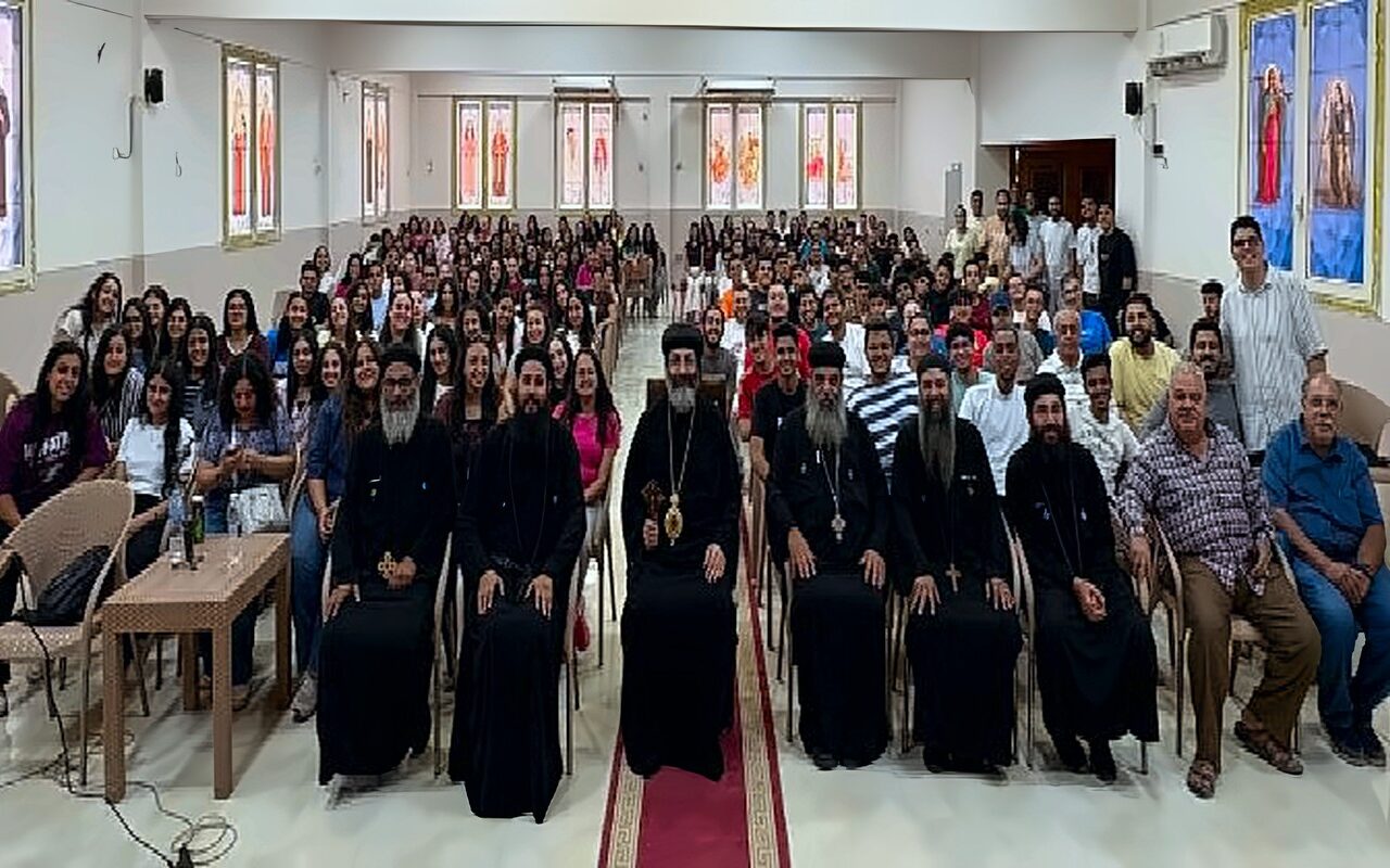 «خيرها في غيرها».. الأنبا مينا يلتقي بخريجي الثانوية العامة والكليات في برج العرب