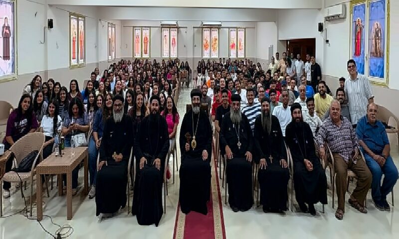 «خيرها في غيرها».. الأنبا مينا يلتقي بخريجي الثانوية العامة والكليات في برج العرب