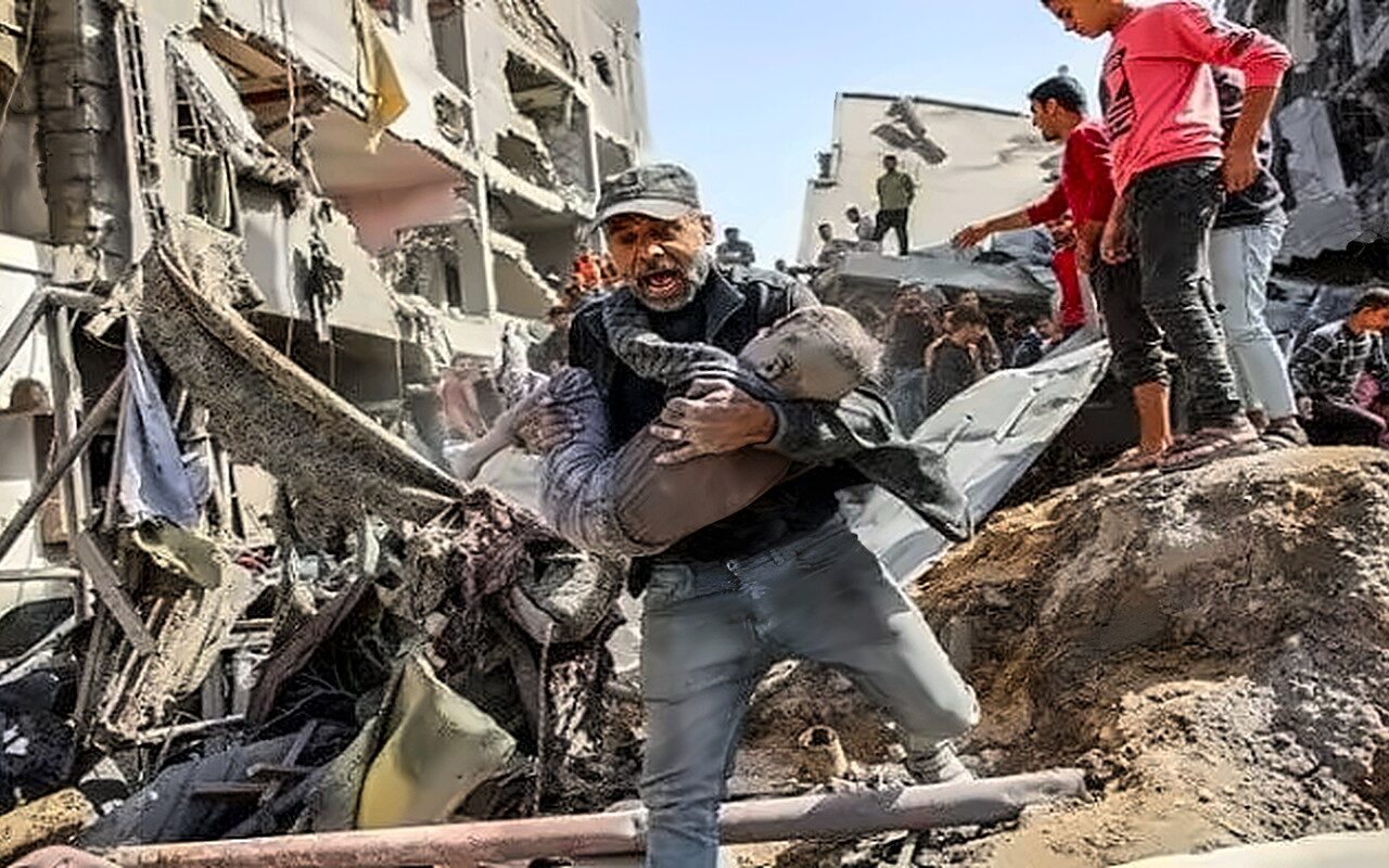 قصف إسرائيلي على غزة.. شهيد وإصابات ونسف منازل في عدة مناطق