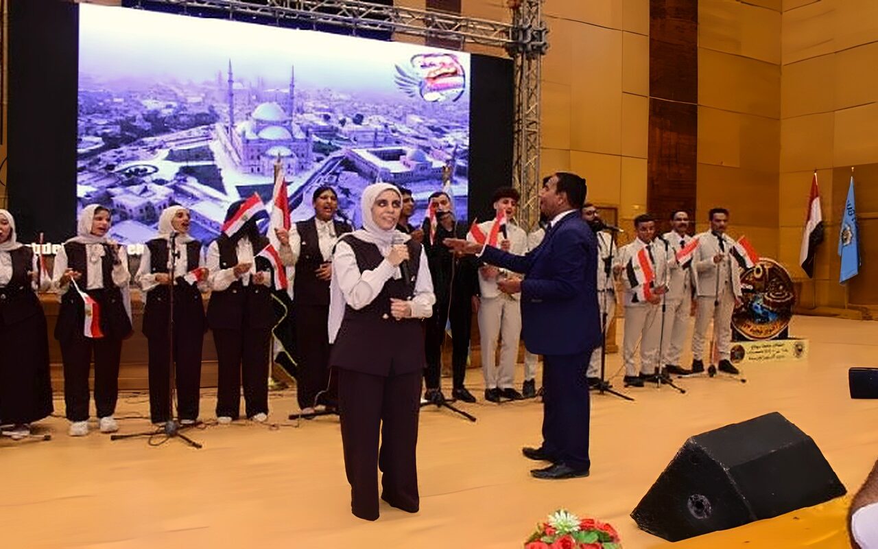 احتفالًا بنصر أكتوبر.. رئيس جامعة سوهاج يشهد حفل كورال وسط تفاعل طلابي وأجواء وطنية