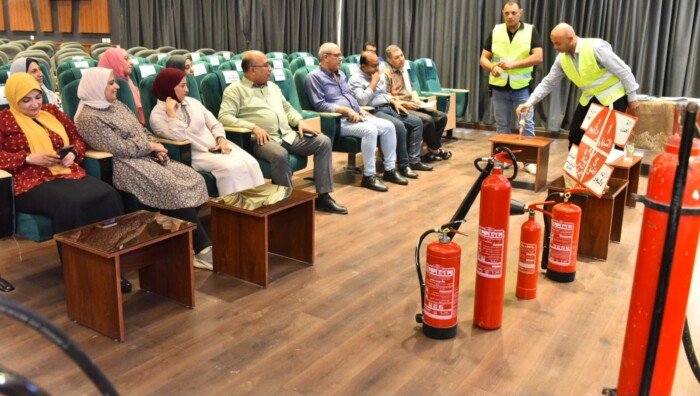 تدريب العاملين بديوان محافظة أسيوط على أعمال الإطفاء والإخلاء لرفع الجاهزية للطوارئ