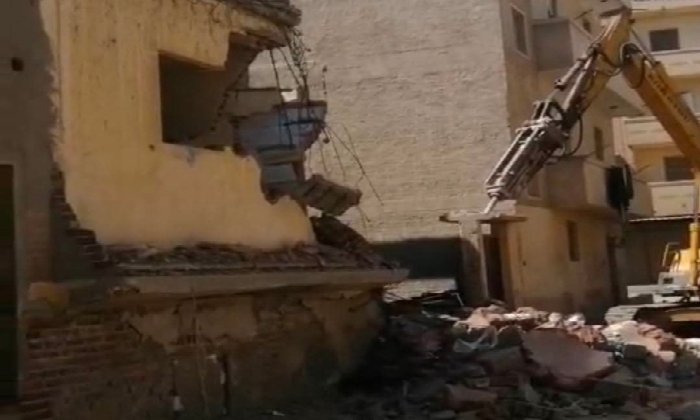 قبل انهياره.. إزالة عقار آيل للسقوط لخطورته على المواطنين في إدكو بالبحيرة