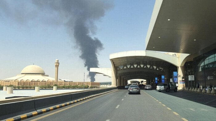 عاجل | استهداف جديد لمطار الملك خالد بالرياض.. ونشوب حريق في صالة المسافرين رقم 4