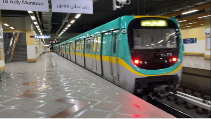 أولوية الجلوس.. الداخلية تكشف ملابسات فيديو صفع طالبة داخل مترو الأنفاق