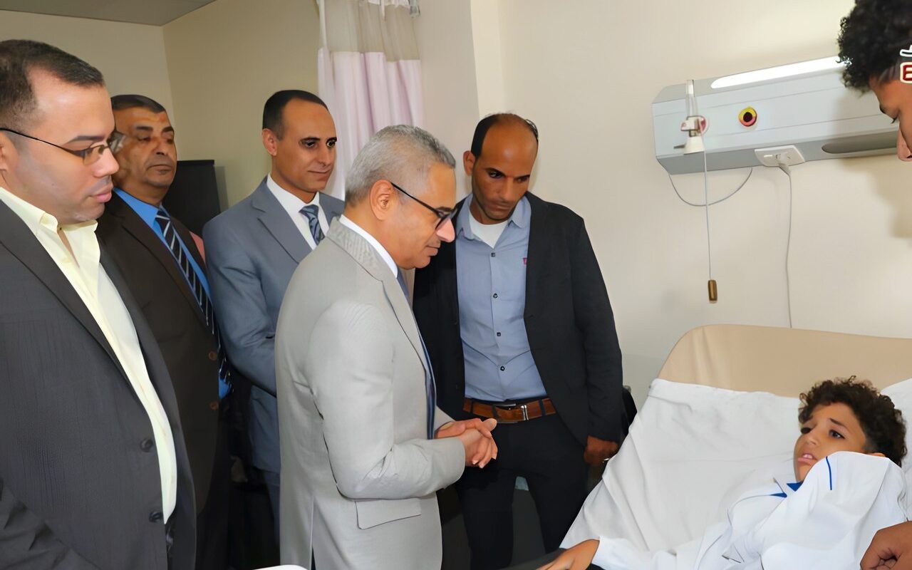 محافظ بني سويف يطمئن على الحالة الصحة لتلميذ إثر سقوط مواد بناء عليه بفناء مدرسة