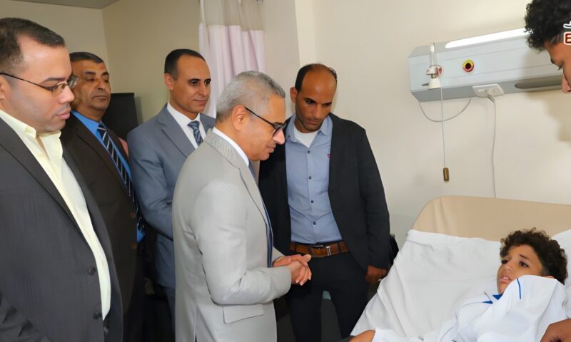 محافظ بني سويف يطمئن على الحالة الصحة لتلميذ إثر سقوط مواد بناء عليه بفناء مدرسة