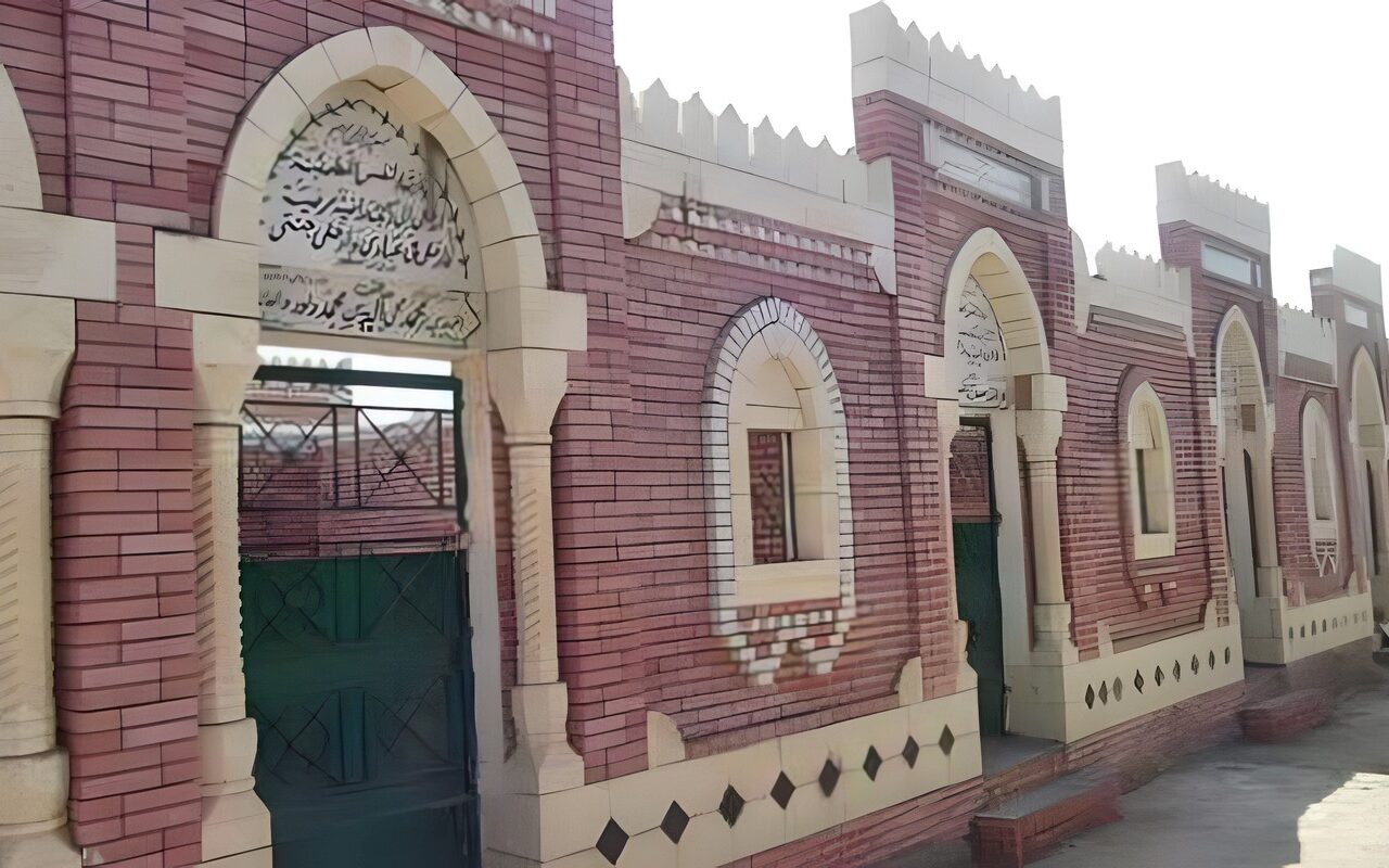 هل يجوز زيارة قبر الوالدين كل جمعة وقراءة القرآن لهما؟.. اعرف حكم الشرع