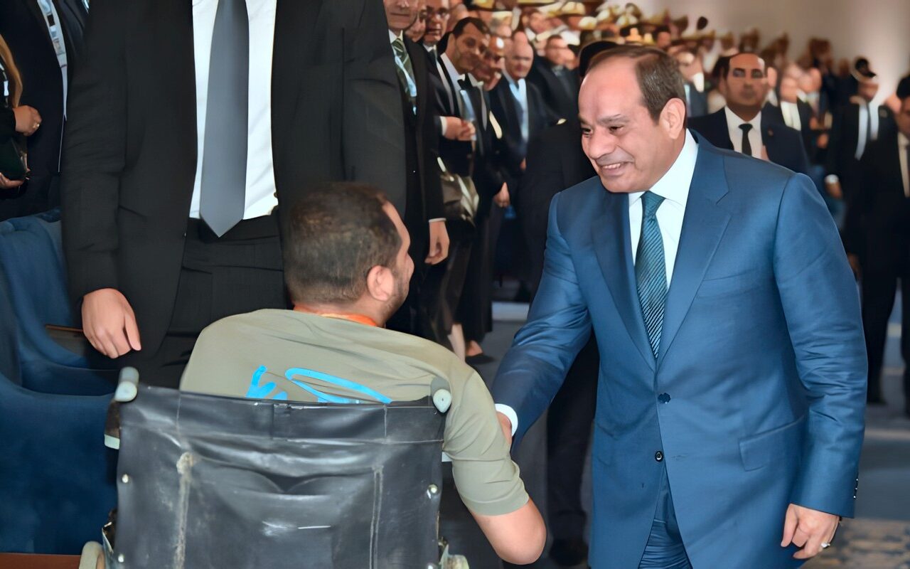 جابر الخواطر.. الرئيس السيسي يستجيب لرغبة مواطن من ذوي الإعاقة ويصافحه