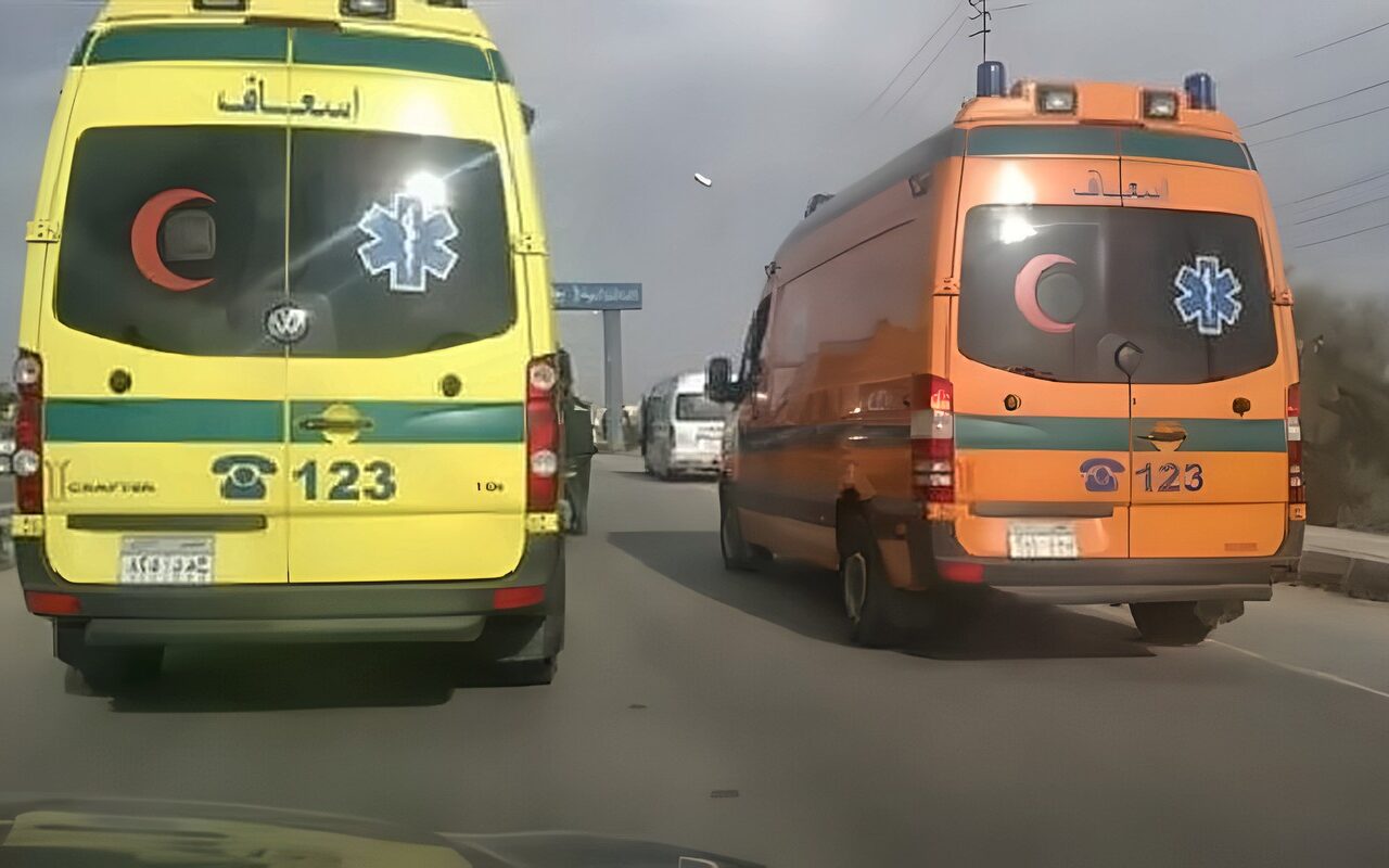 إصابة شخص صدمته سيارة أثناء عبور الطريق في إمبابة