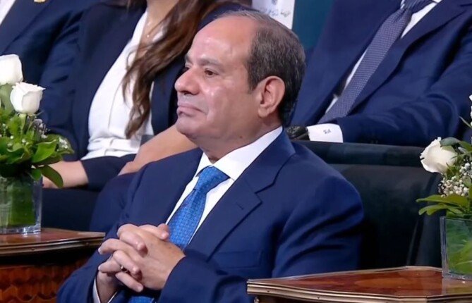 الرئيس السيسي: الوسطية والترشيد ضرورة لمواجهة مخاطر مواقع التواصل
