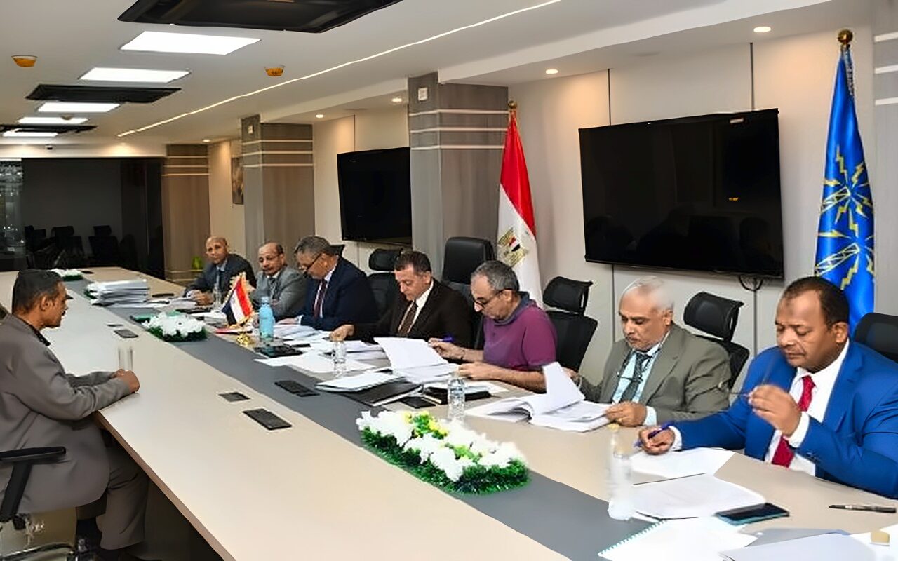 محافظ أسوان يترأس لجنة القيادات لاختيار 6 وظائف قيادية بمديريتي الزراعة والتربية والتعليم